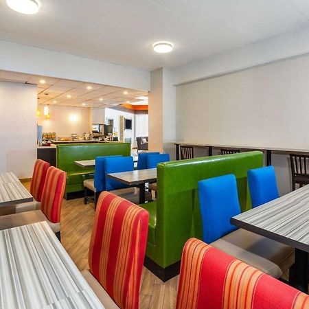 Comfort Inn & Suites Barrie Buitenkant foto