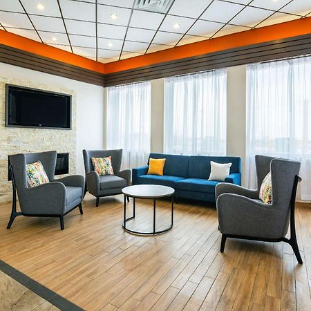 Comfort Inn & Suites Barrie Buitenkant foto
