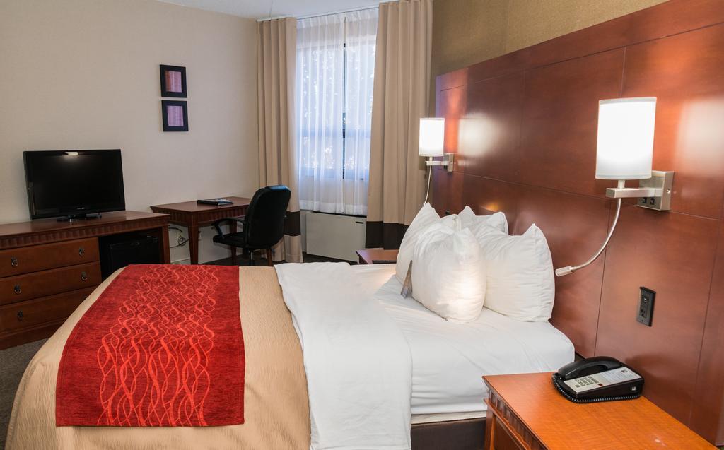 Comfort Inn & Suites Barrie Buitenkant foto