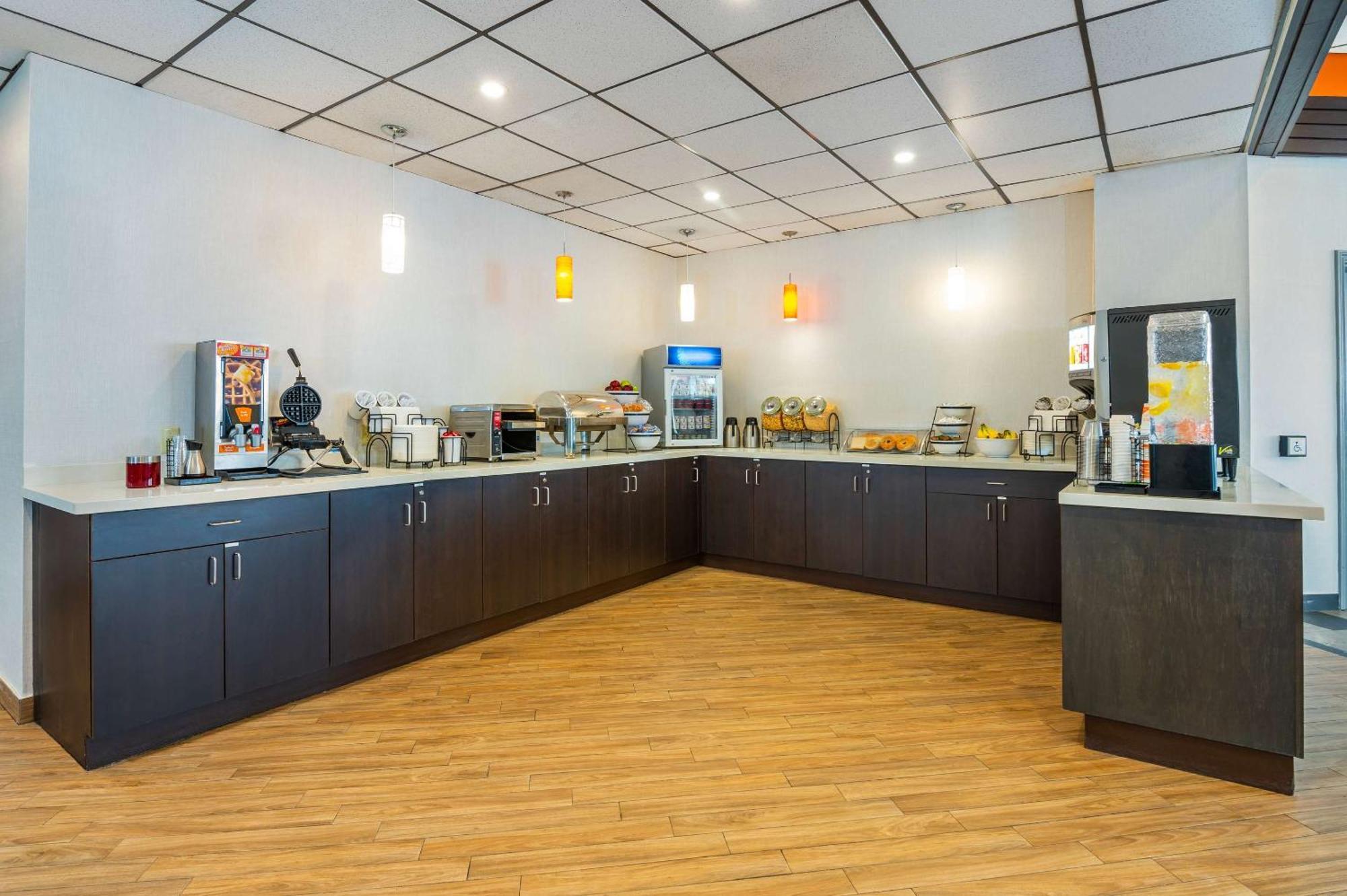 Comfort Inn & Suites Barrie Buitenkant foto