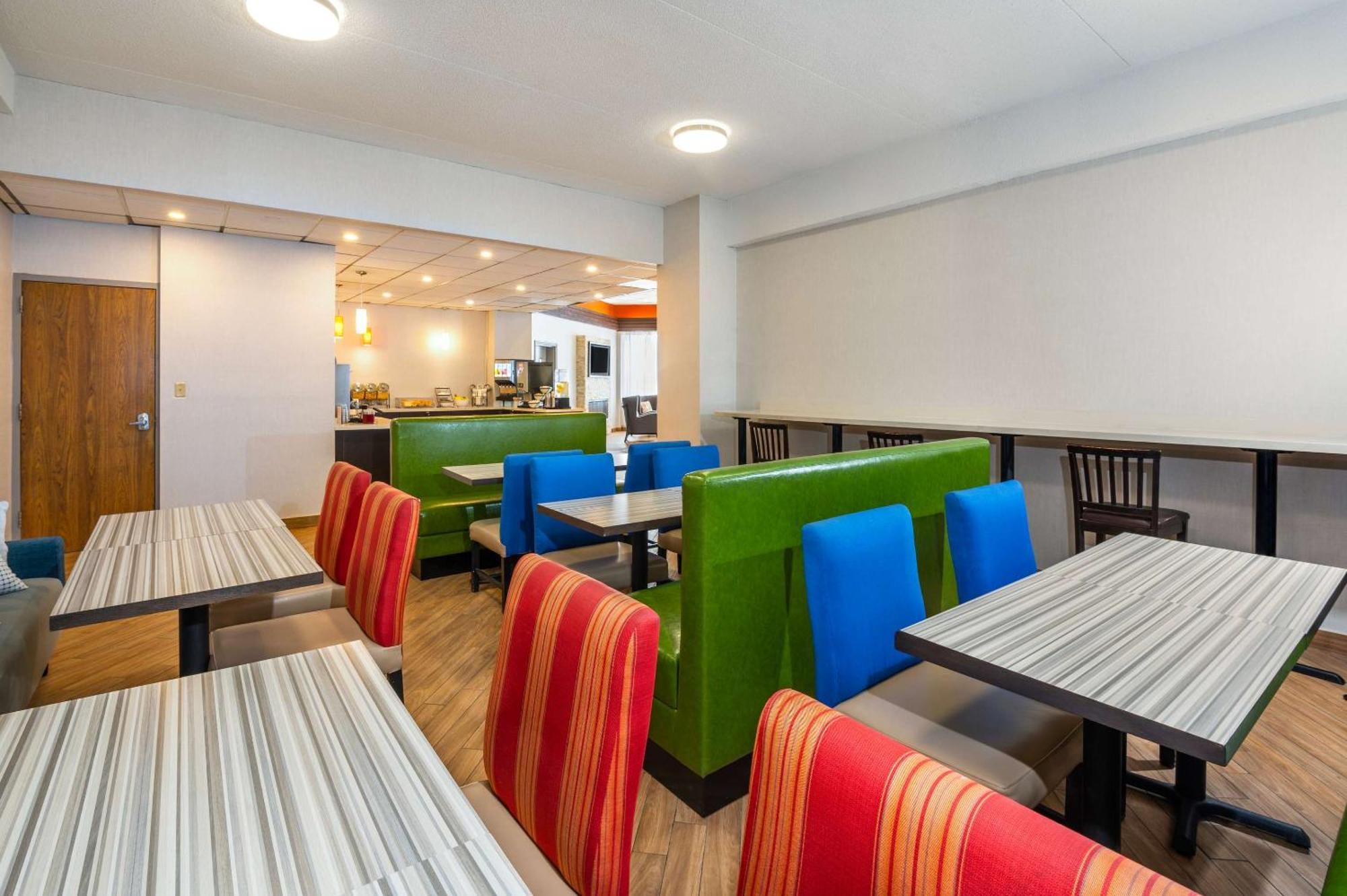 Comfort Inn & Suites Barrie Buitenkant foto