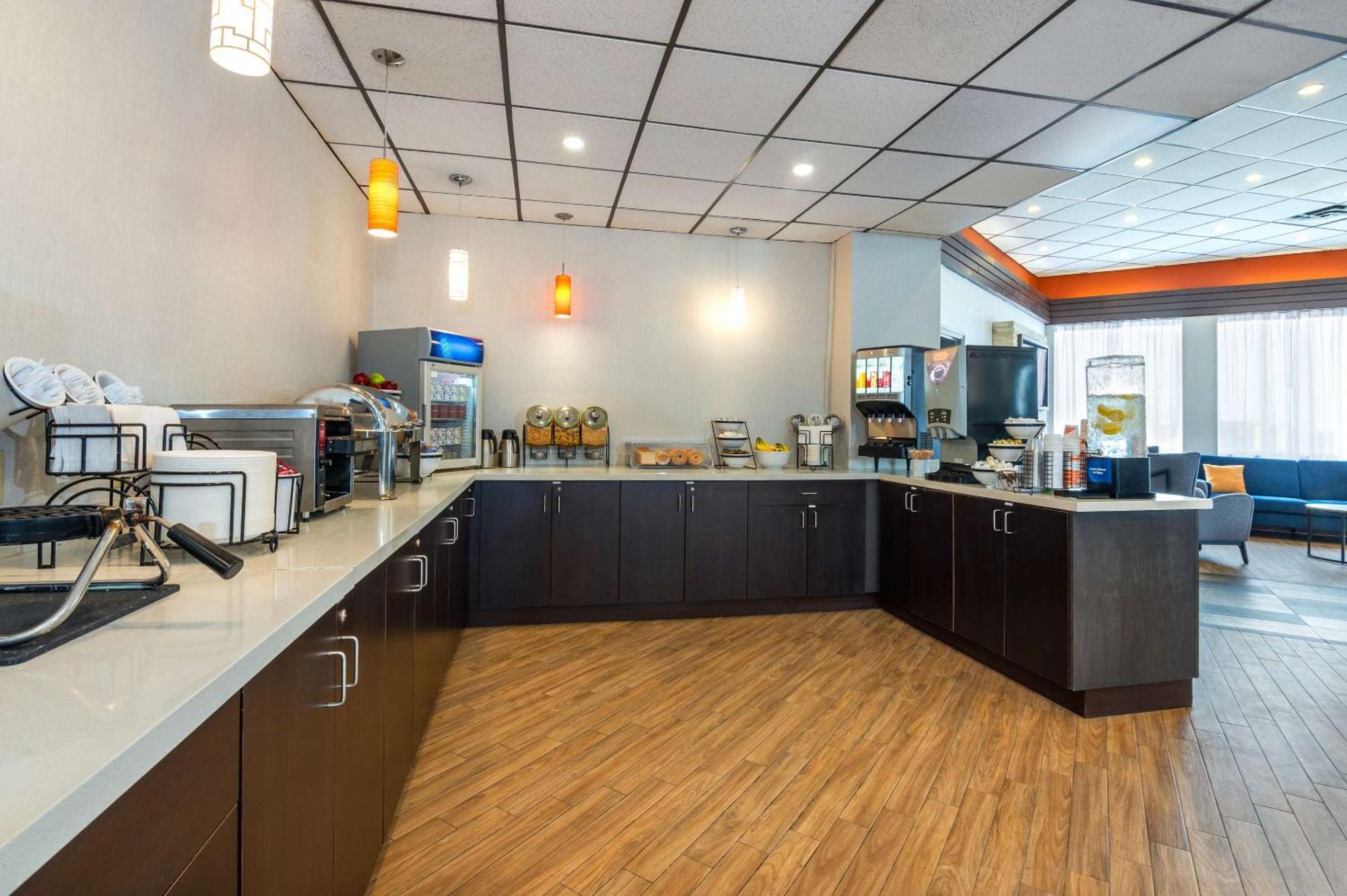 Comfort Inn & Suites Barrie Buitenkant foto