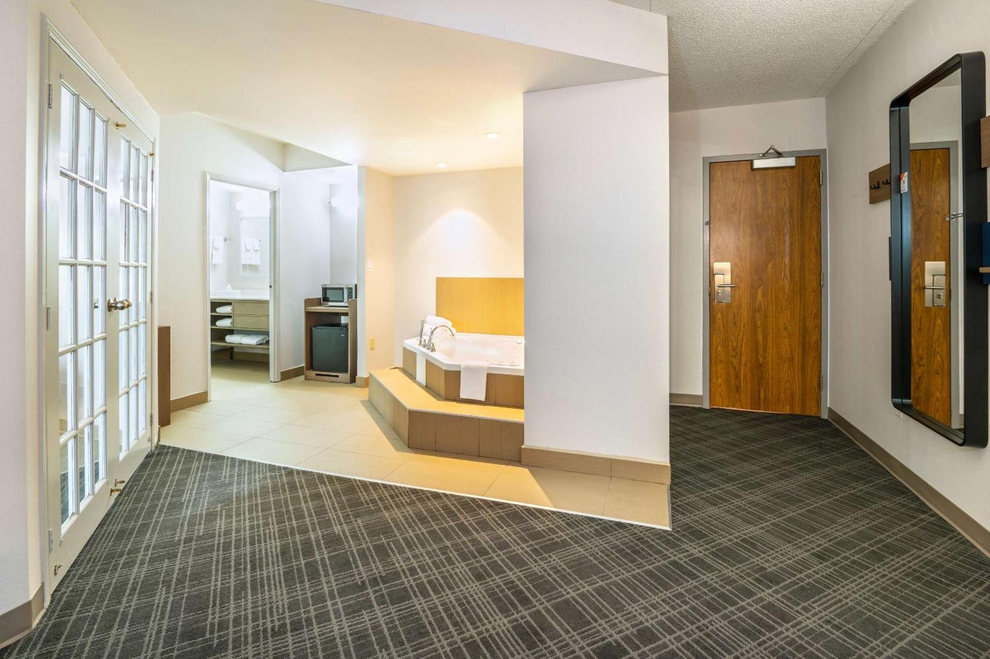 Comfort Inn & Suites Barrie Buitenkant foto